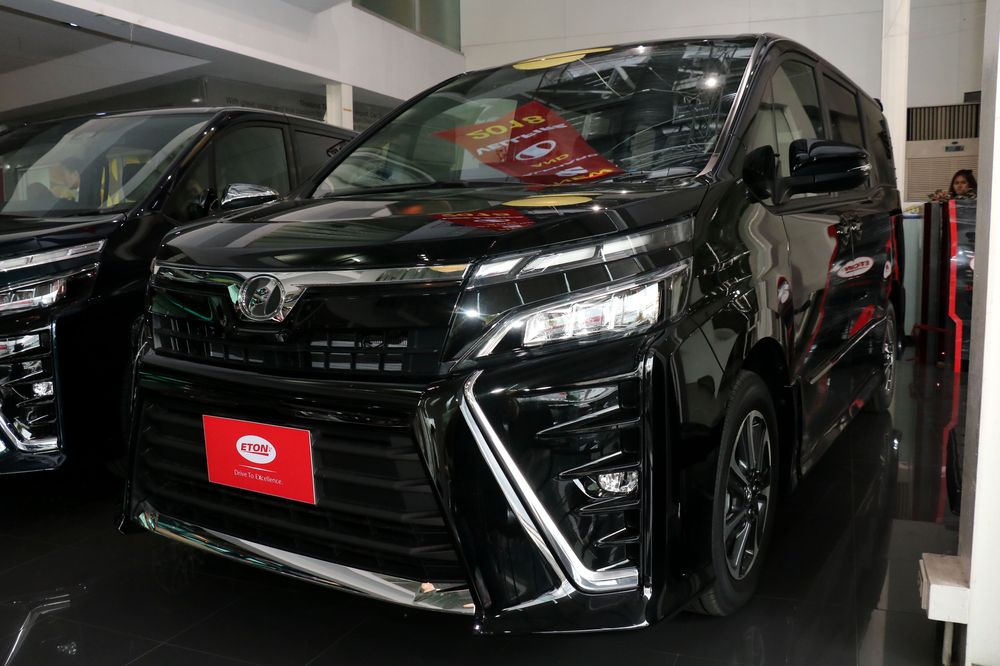 Toyota voxy hybrid 2018