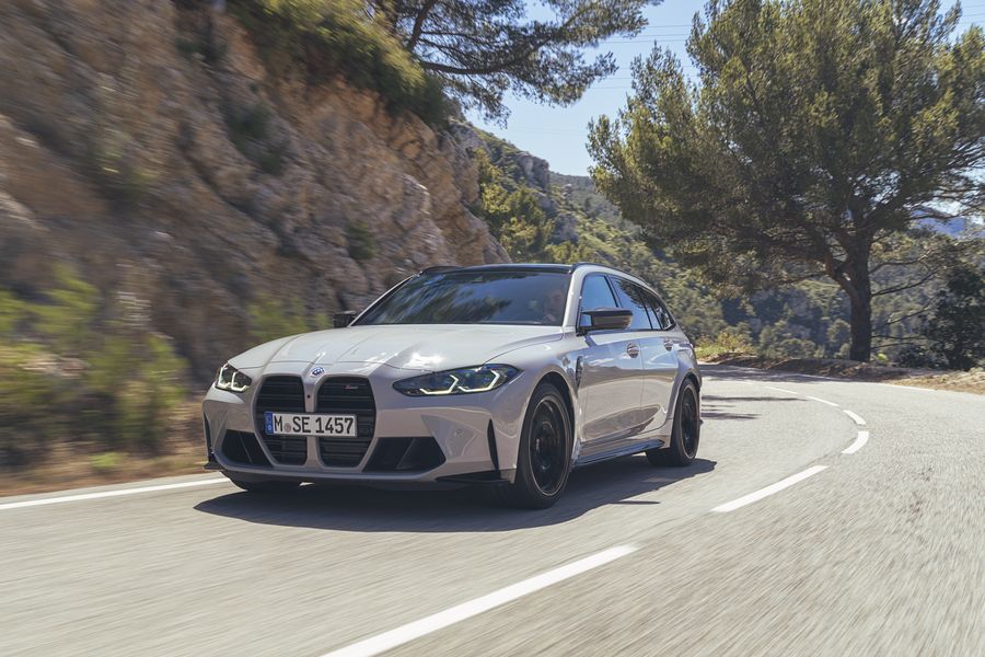 “The First-Ever BMW M3 Competition M xDrive Touring: Combining Motorsport Feel and Practicality with Elegant Design”